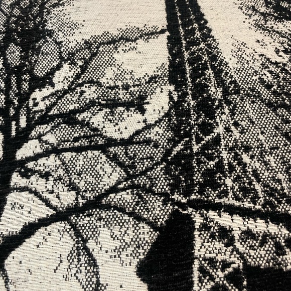 Eiffel Tower decorative pillow - Picture 5 of 6